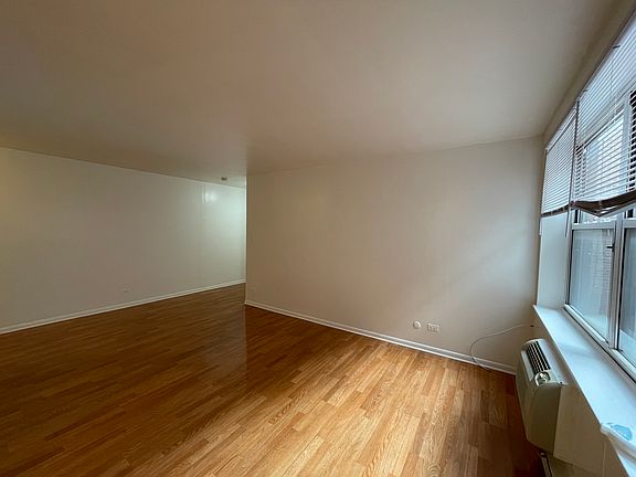 3rd image of 5920 N Kenmore Ave #304