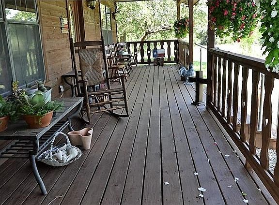 Another view of the awesome front porch!