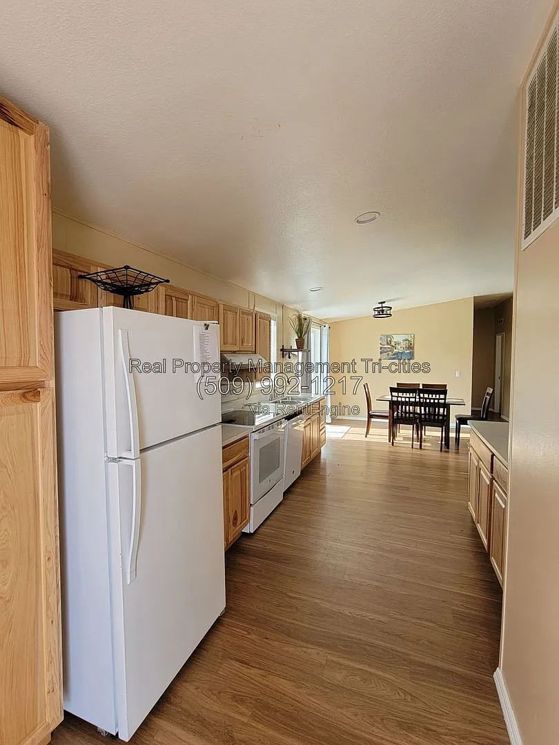 3 bed, 2.0 bath, 1296 sqft, $1,995 — Photo 4