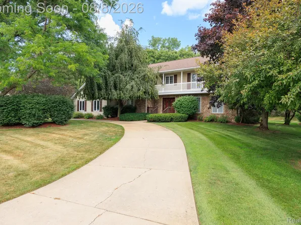 9705 Burning Tree Dr, Grand Blanc, MI 48439