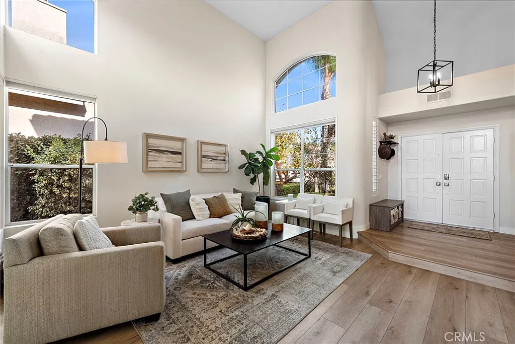 4 bed, 2.5 bath, 2530 sqft, $10,000 — Photo 4