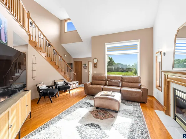 2200 S Crown Hill Dr, Sioux Falls, SD 57106