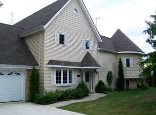 2527 Goodwin Rd, Manitowoc, WI 54220