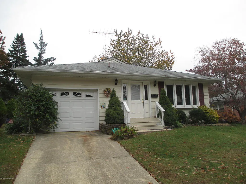 114 Columbine Cir photo 1