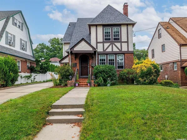 43 Ash Street, Floral Park, NY 11001