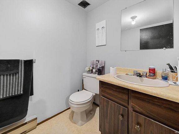 3rd image of 891 Admirals Rd