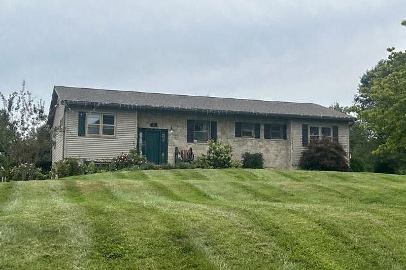 1st image of 71 Phyllis Dr
