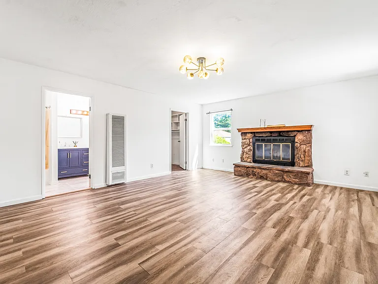 560 Russell St — Photo 16
