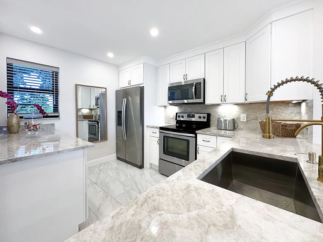 Building Photo - 4800 Bayview Dr #303