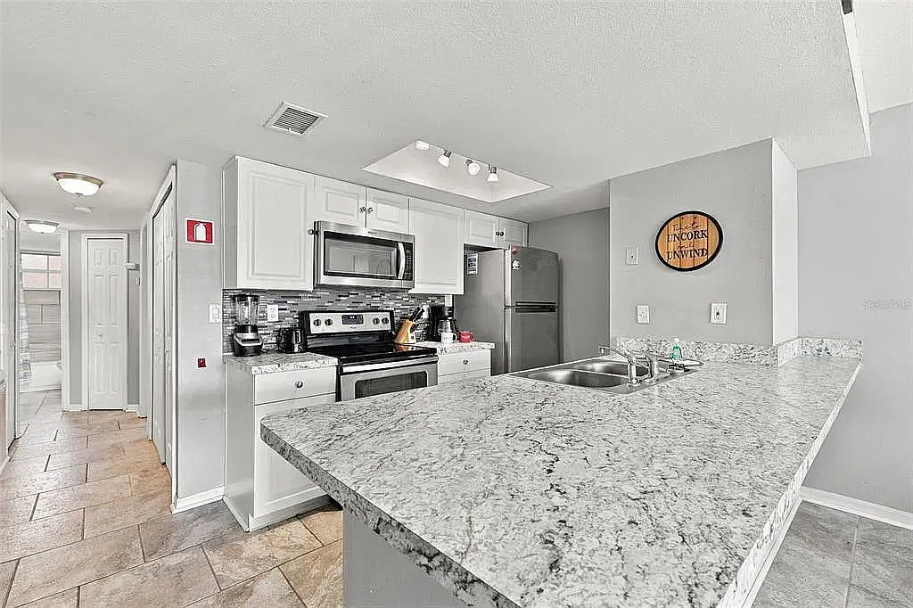 3 bed, 1220 sqft, $2,300 — Photo 3