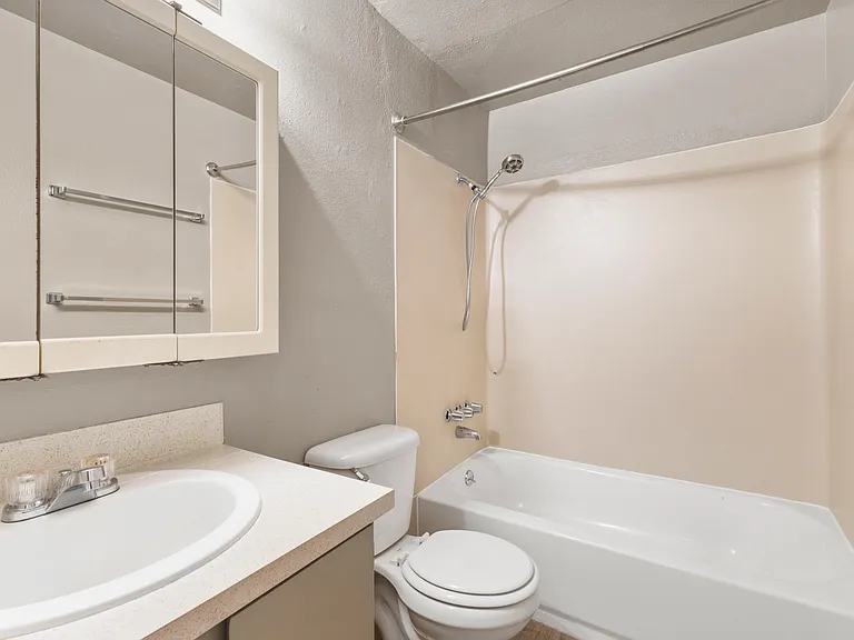 Baycrest Apartments — Photo 41