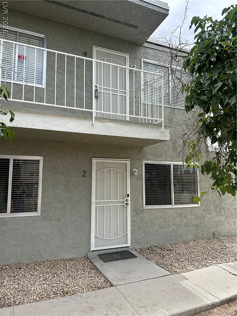 2 bed, 1.0 bath, 2924 sqft, $895 — Photo 2