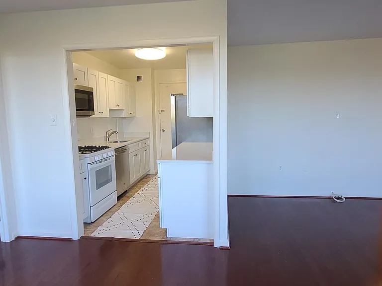 10401 Grosvenor Pl #518 — Photo 3