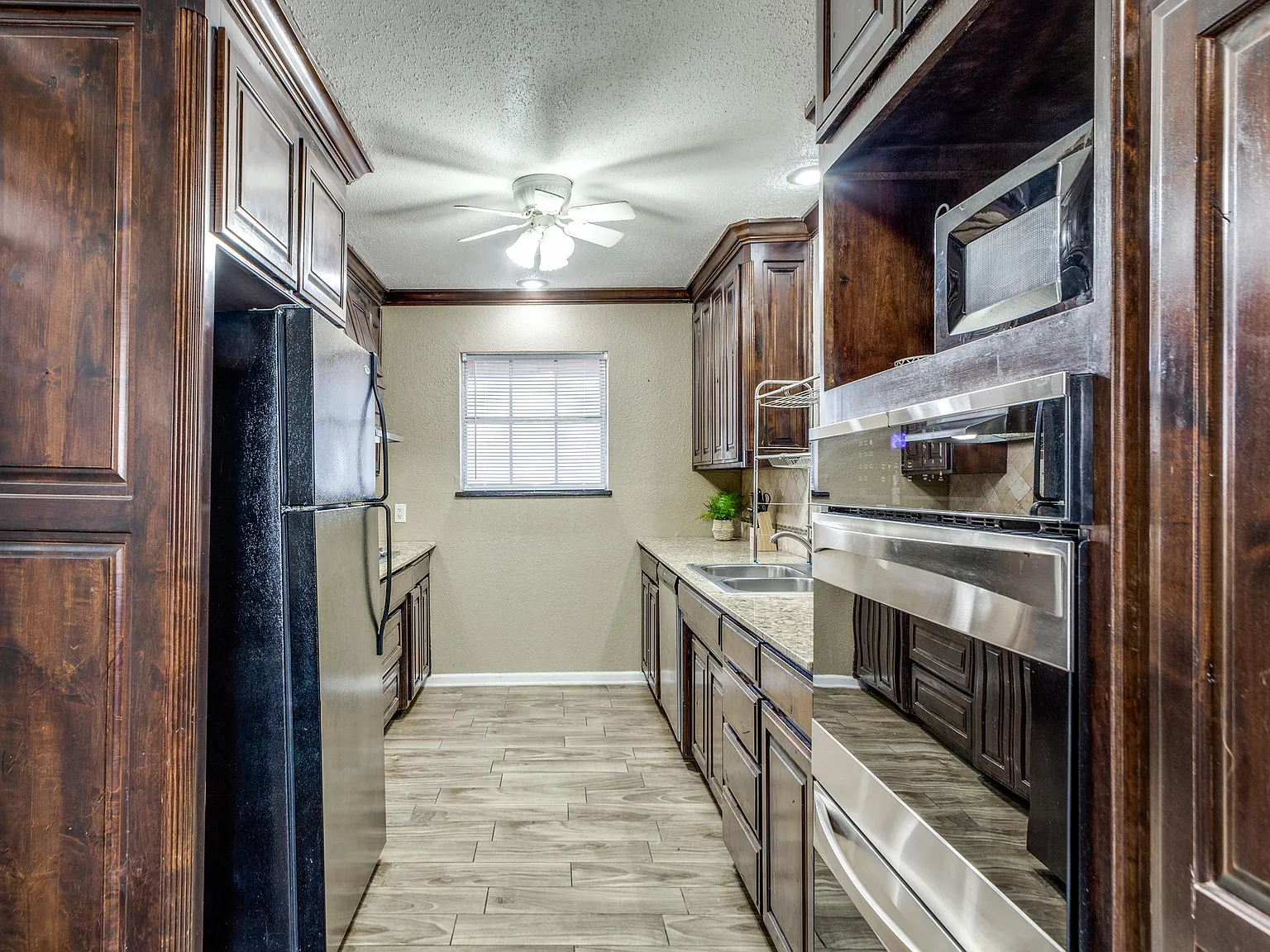4 bed, 3.0 bath, 2362 sqft, $979 — Photo 2