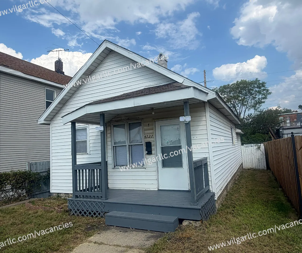For Rent 2 Bedrooms 1 Bathroom Home — Photo 2