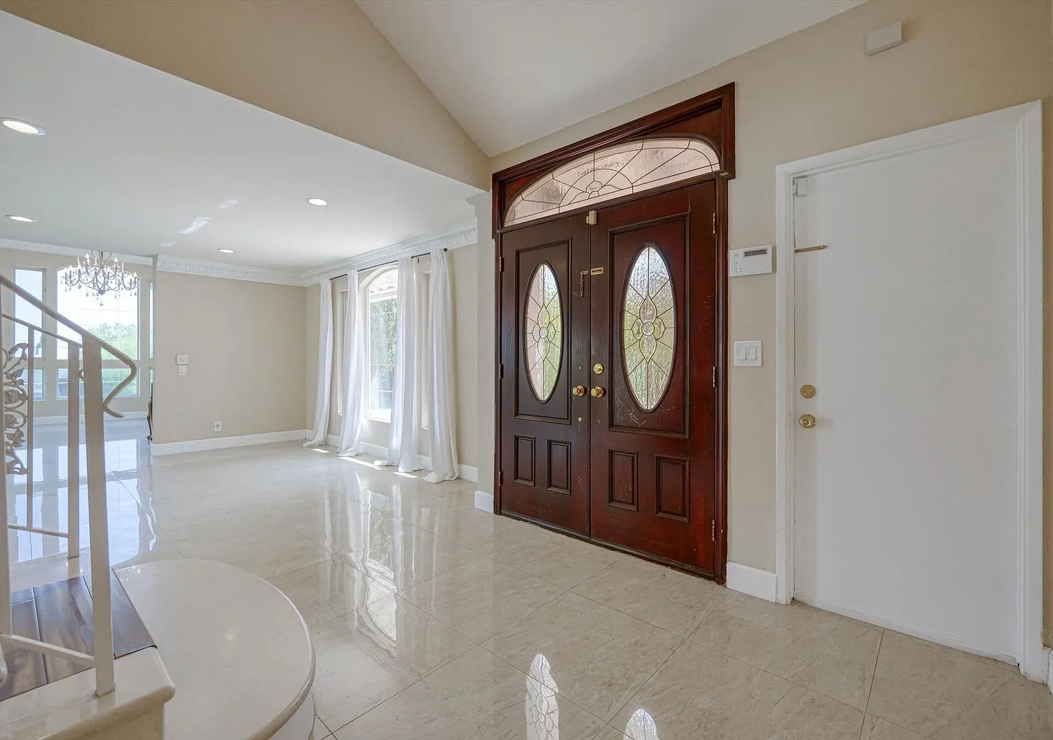 Prestigious Lake Encino Pool Home — Photo 4