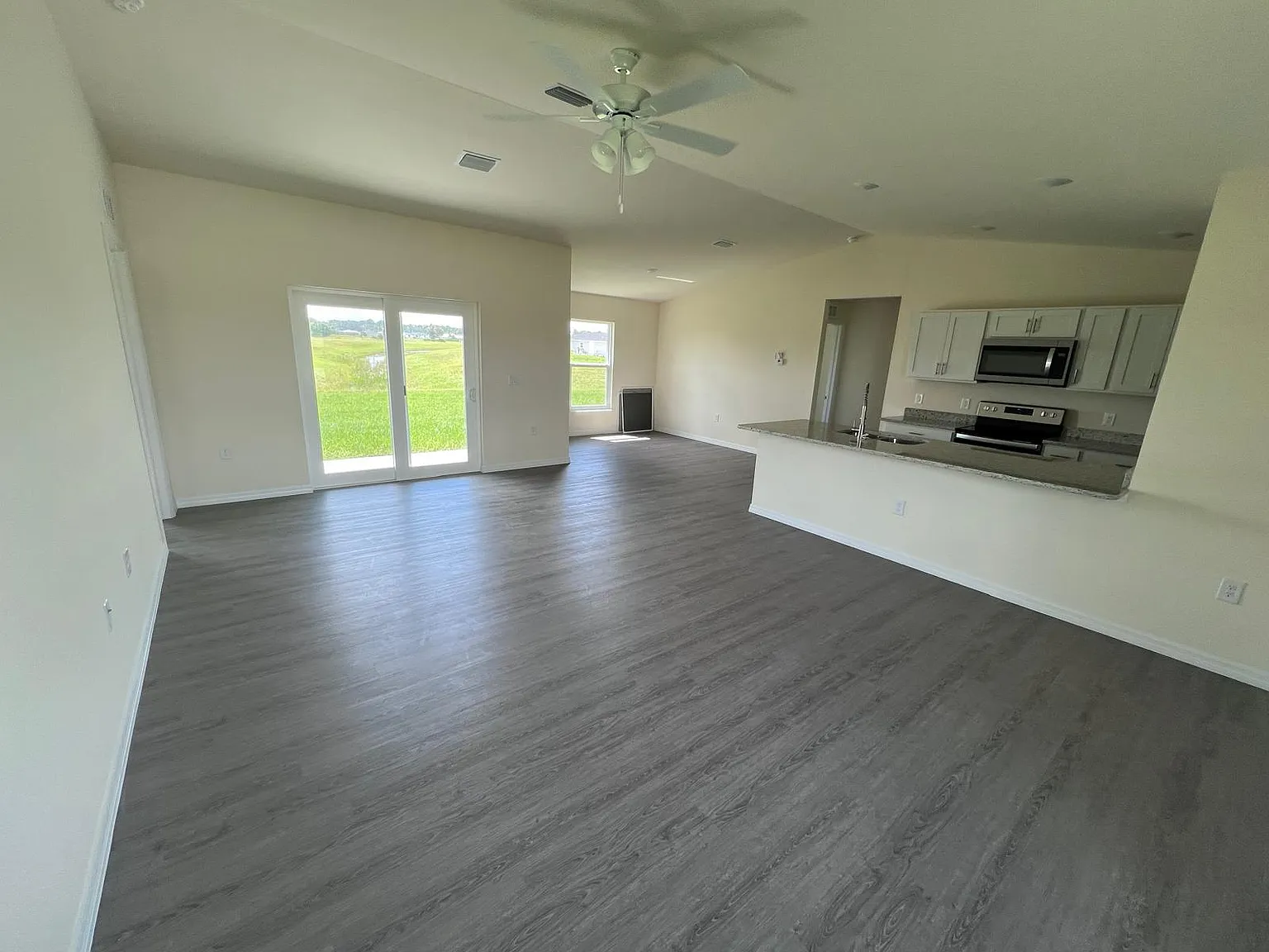 3 bed, 1325 sqft, $2,100 — Photo 2