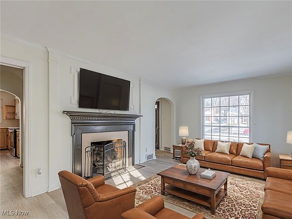 5th image of 256 Melbourne Ave
