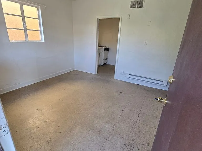 2245 S 6th Ave — Photo 3