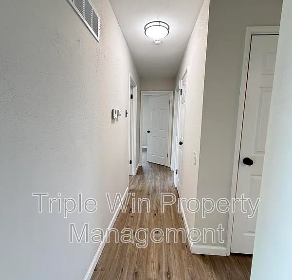 1315 Bobolink Dr — Photo 10