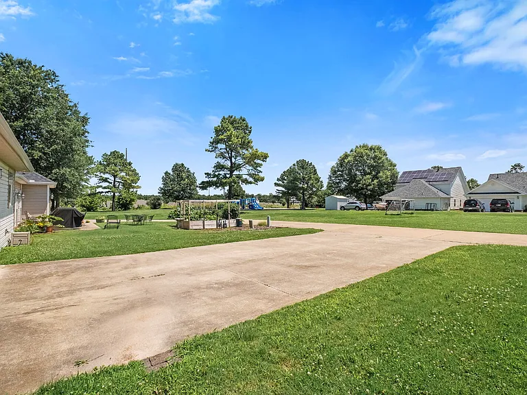 1514 NE Young Ave — Photo 30