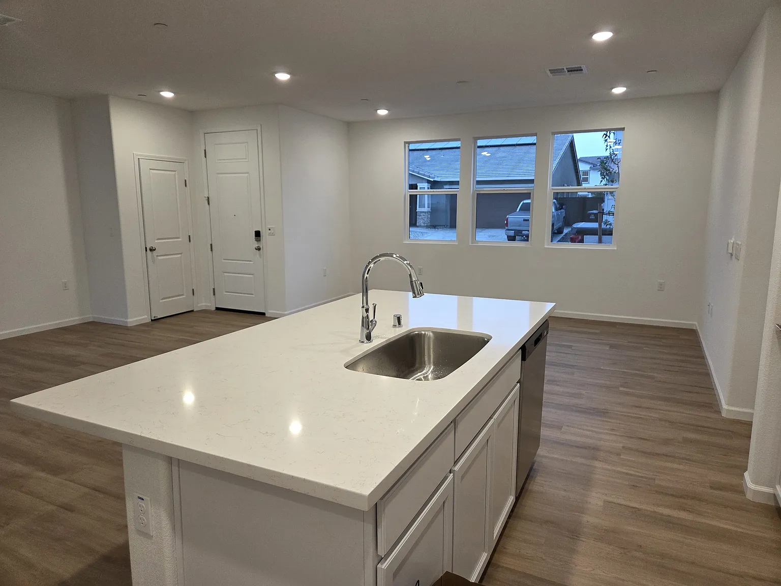 3 bed, 2.5 bath, 1730 sqft, $2,995 — Photo 4