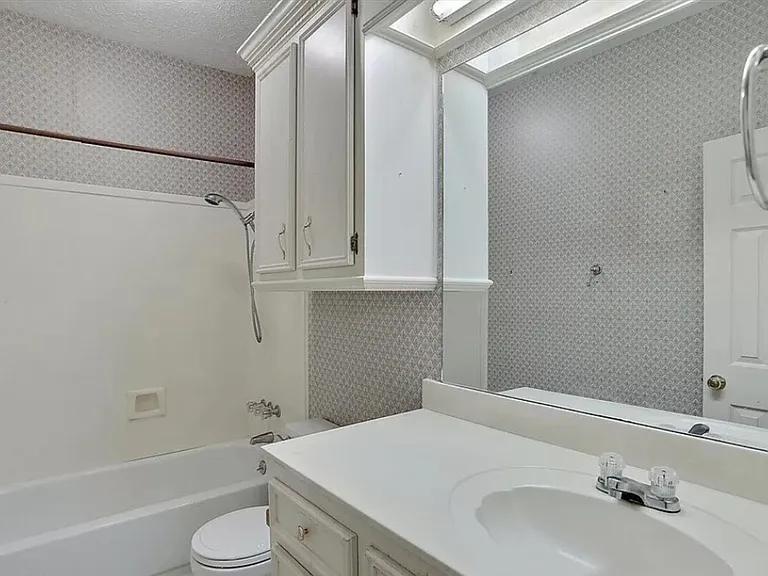 Hall bathroom with tub