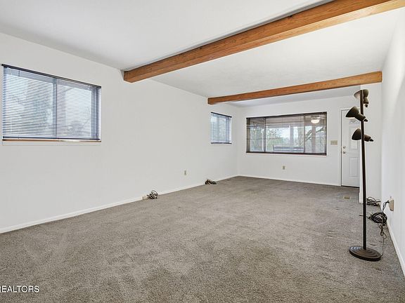 5th image of 353 E Wolf Valley Rd