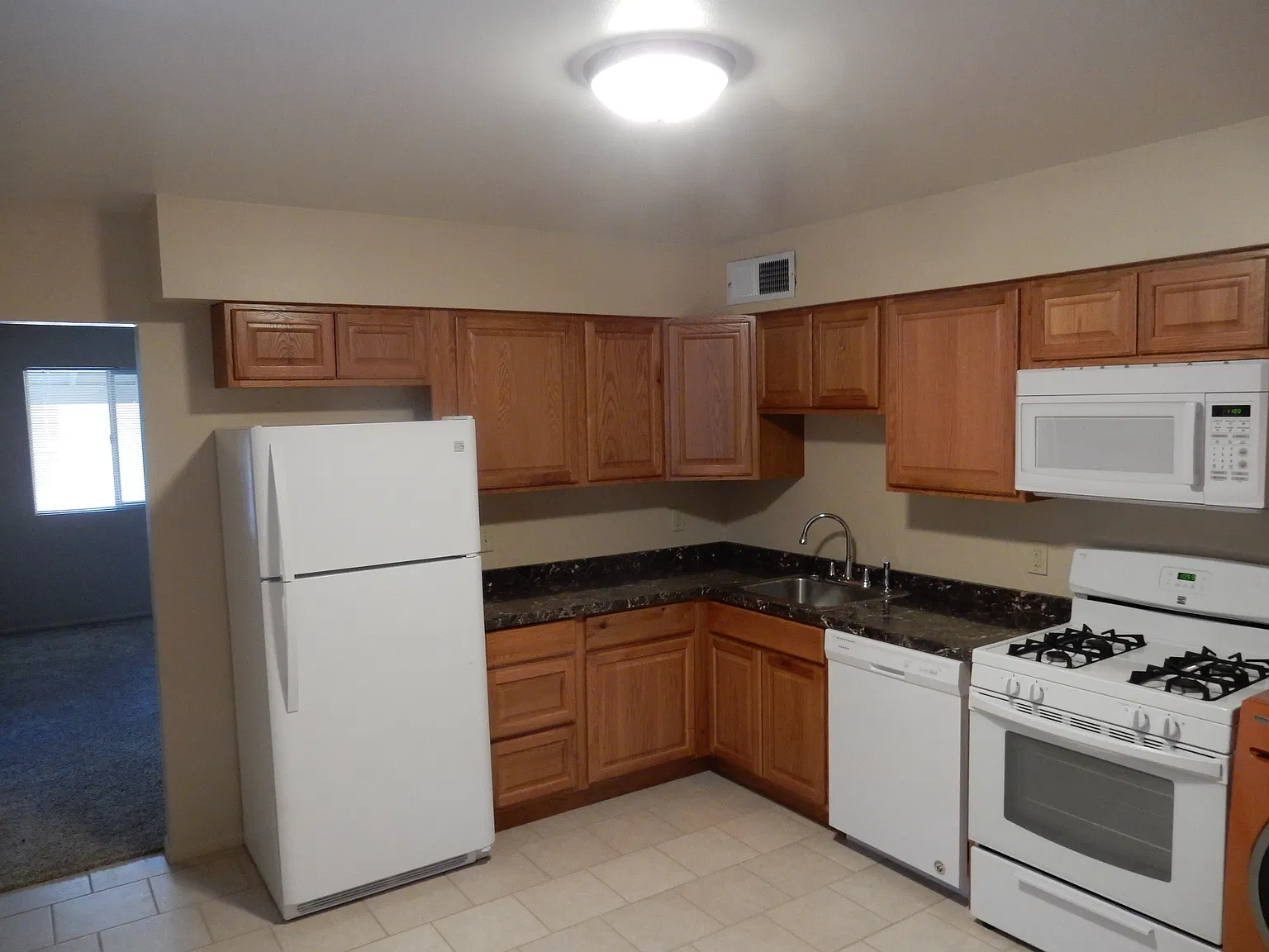 2 bed, 800 sqft, $1,800 — Photo 3