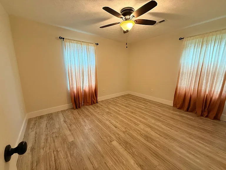 400 Gayle Way — Photo 3