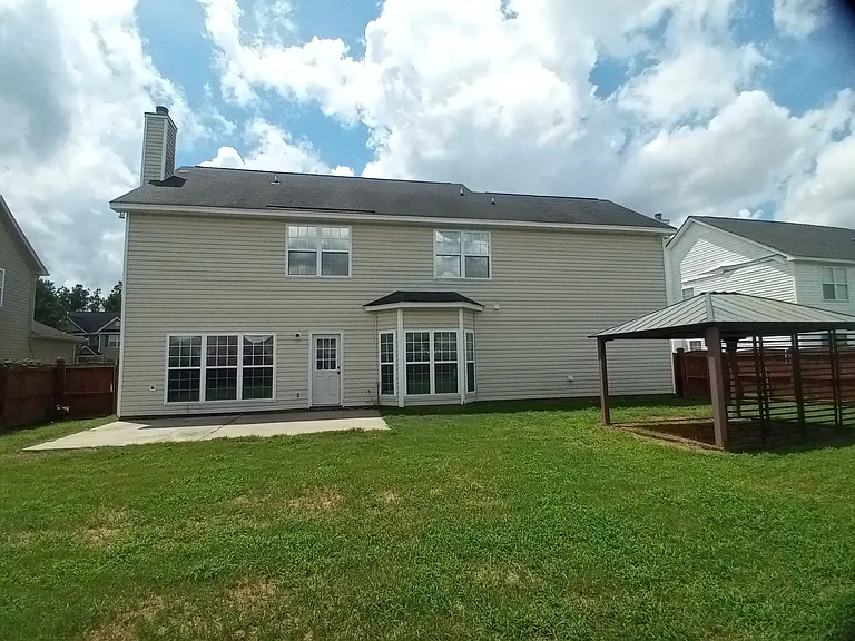 565 Batty Way — Photo 2