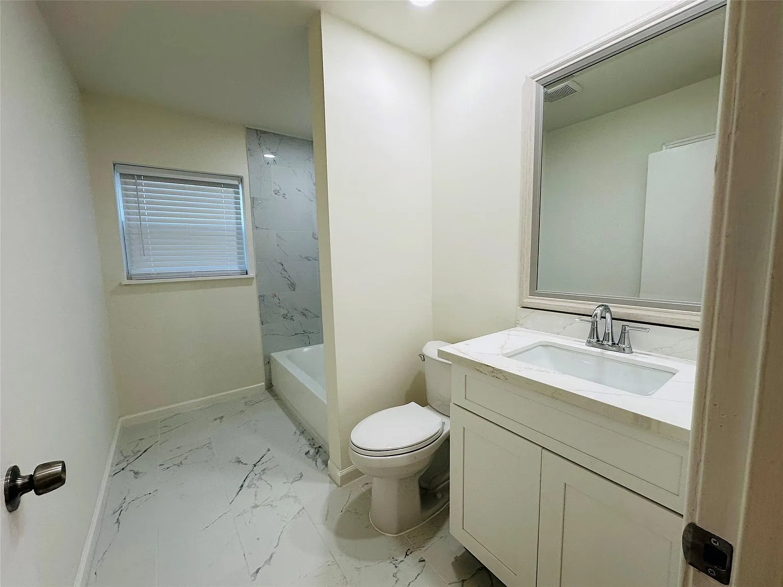 2 bed, 1.5 bath, 1420 sqft, $1,800 — Photo 3