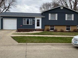 230 11th St SW, Le Mars, IA 51031