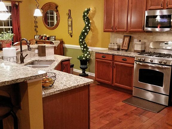 Kitchen.Lot of Cabinets