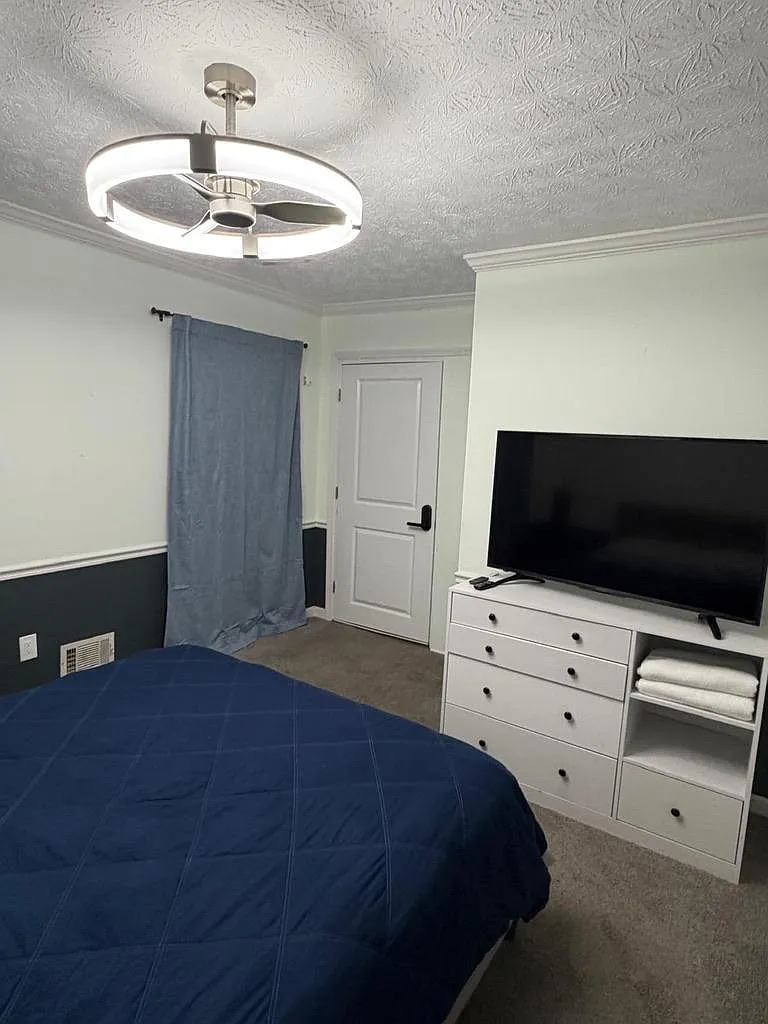 4 bed, 3.0 bath, 2342 sqft, $888 — Photo 3
