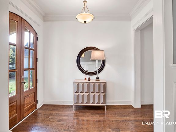 5th image of 385 Surtees St