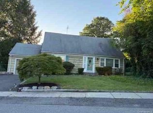 31 Glenwood Road, Glen Head, NY 11545