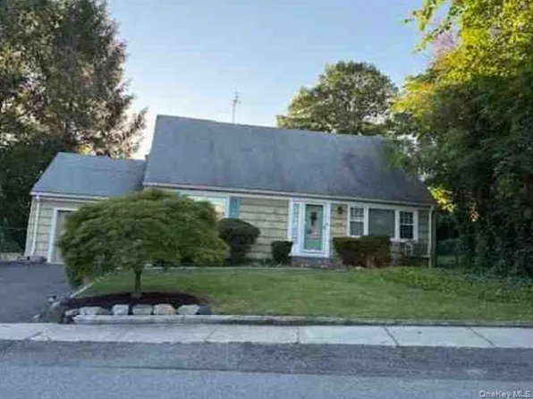 31 Glenwood Road, Glen Head, NY 11545