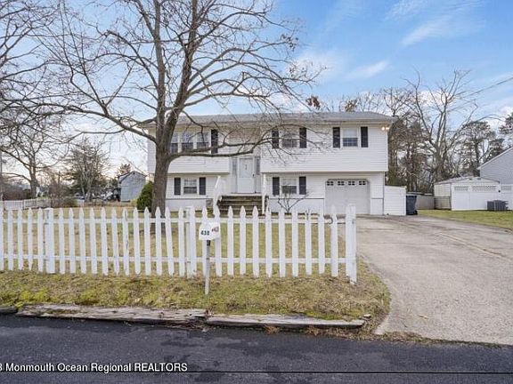 3rd image of 430 W Lake Dr