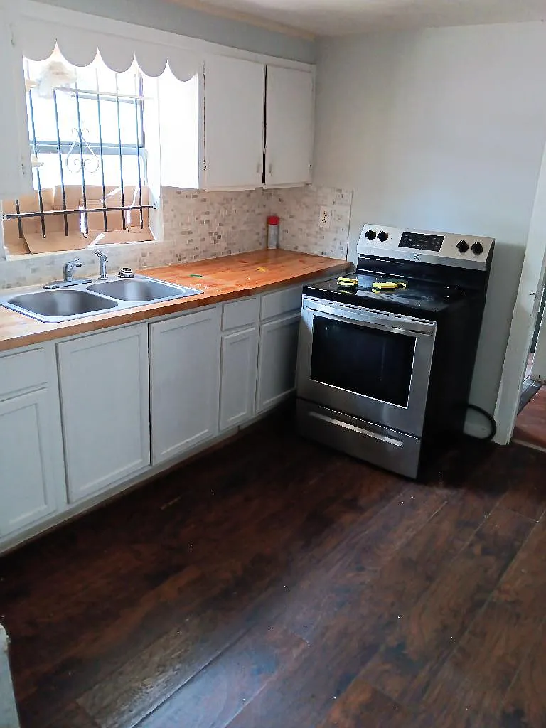 3 bed, 1100 sqft, $1,100 — Photo 1