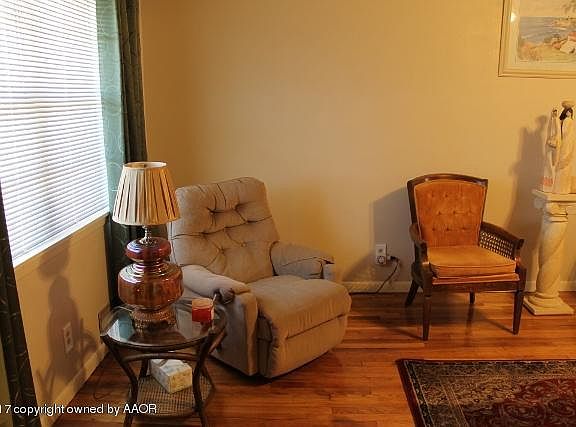 4th image of 1009 Dressen St