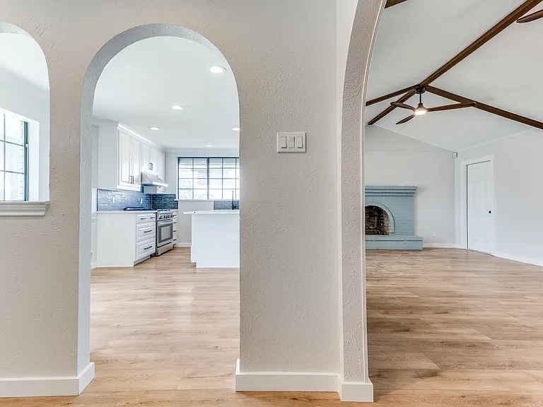 1821 Travis St — Photo 3