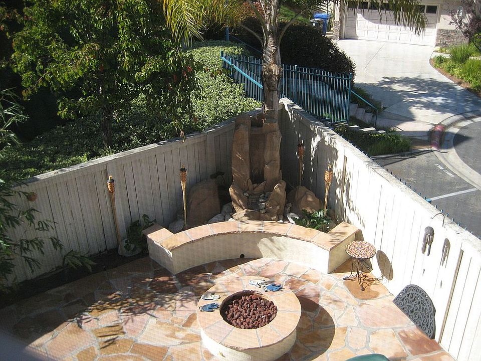 Patio w/firepit & waterfall