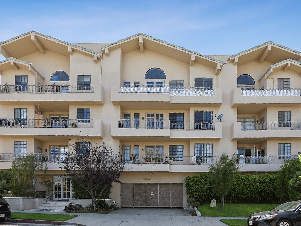 Chateau Reeves - features 15 condominium homes