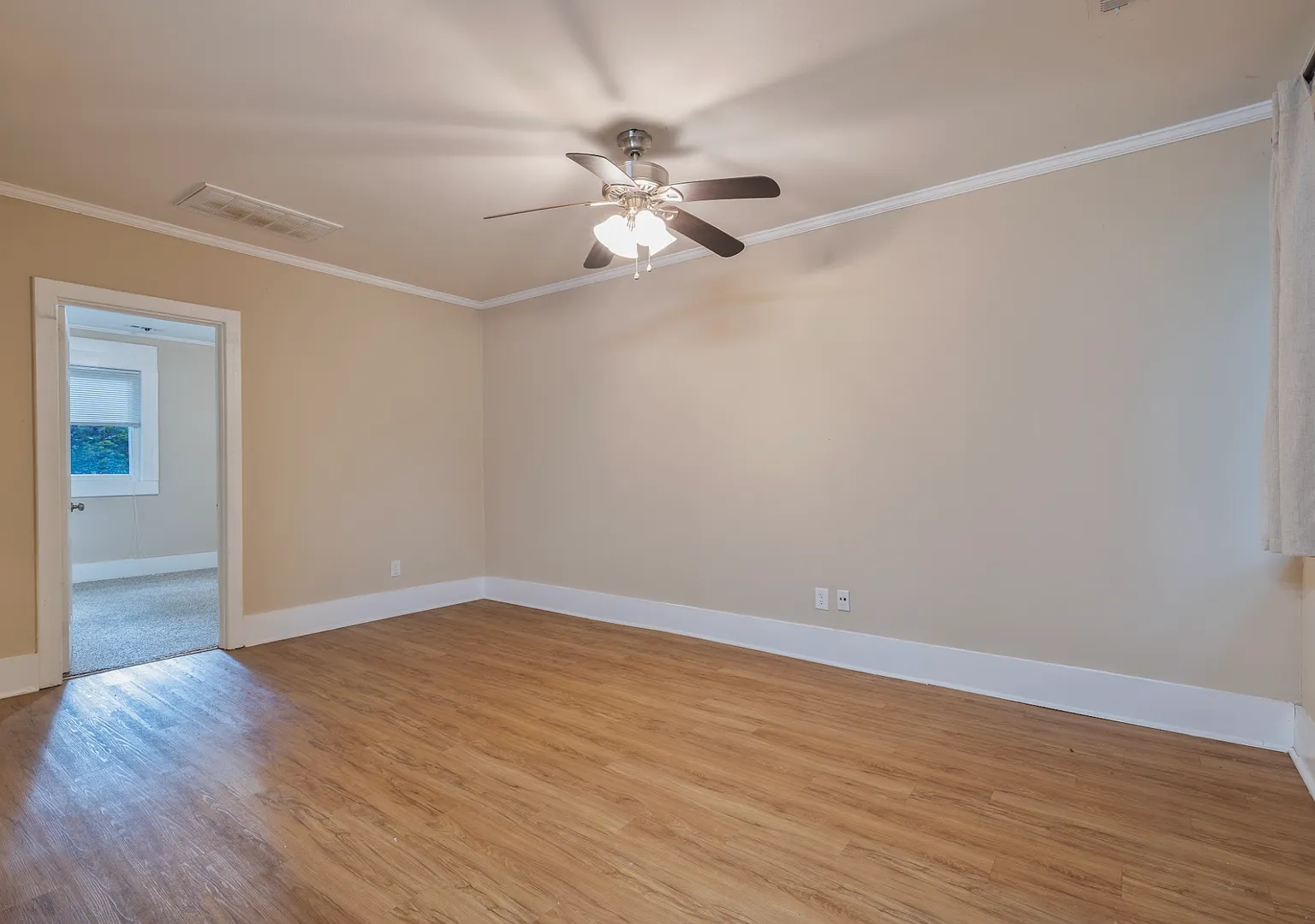 Walk to Campus! Downtown Apartment Available! — Photo 4