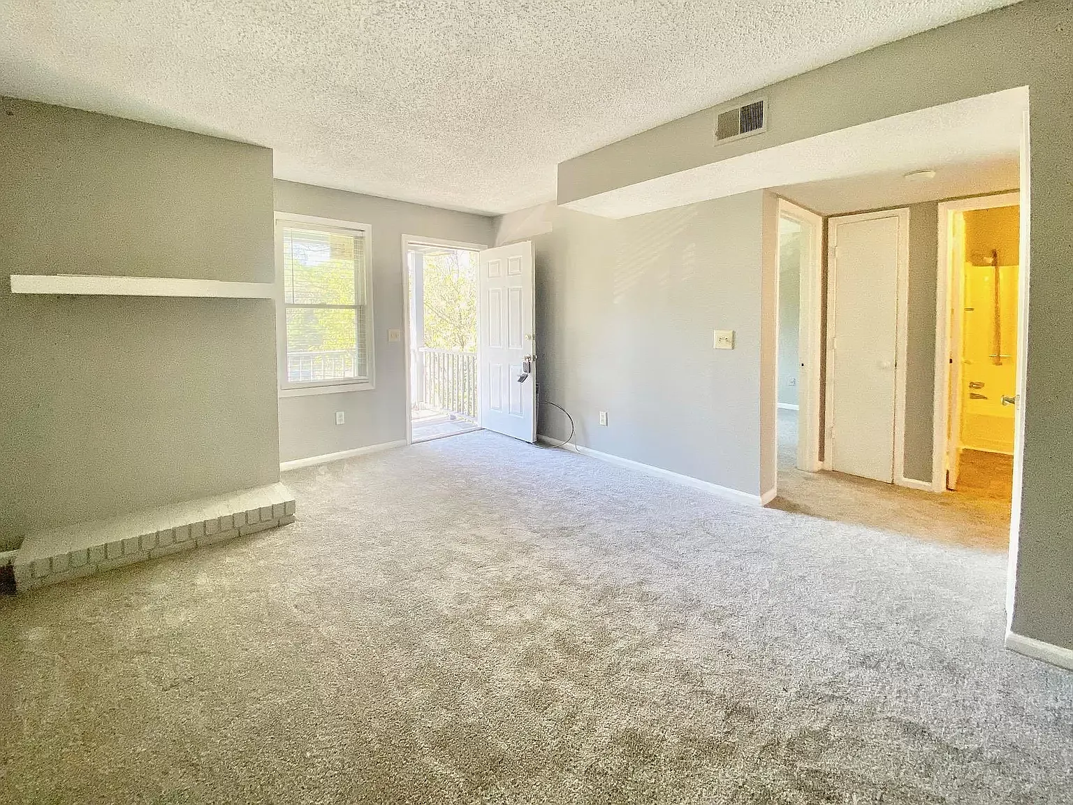 2 bed, 990 sqft, $1,075 — Photo 2