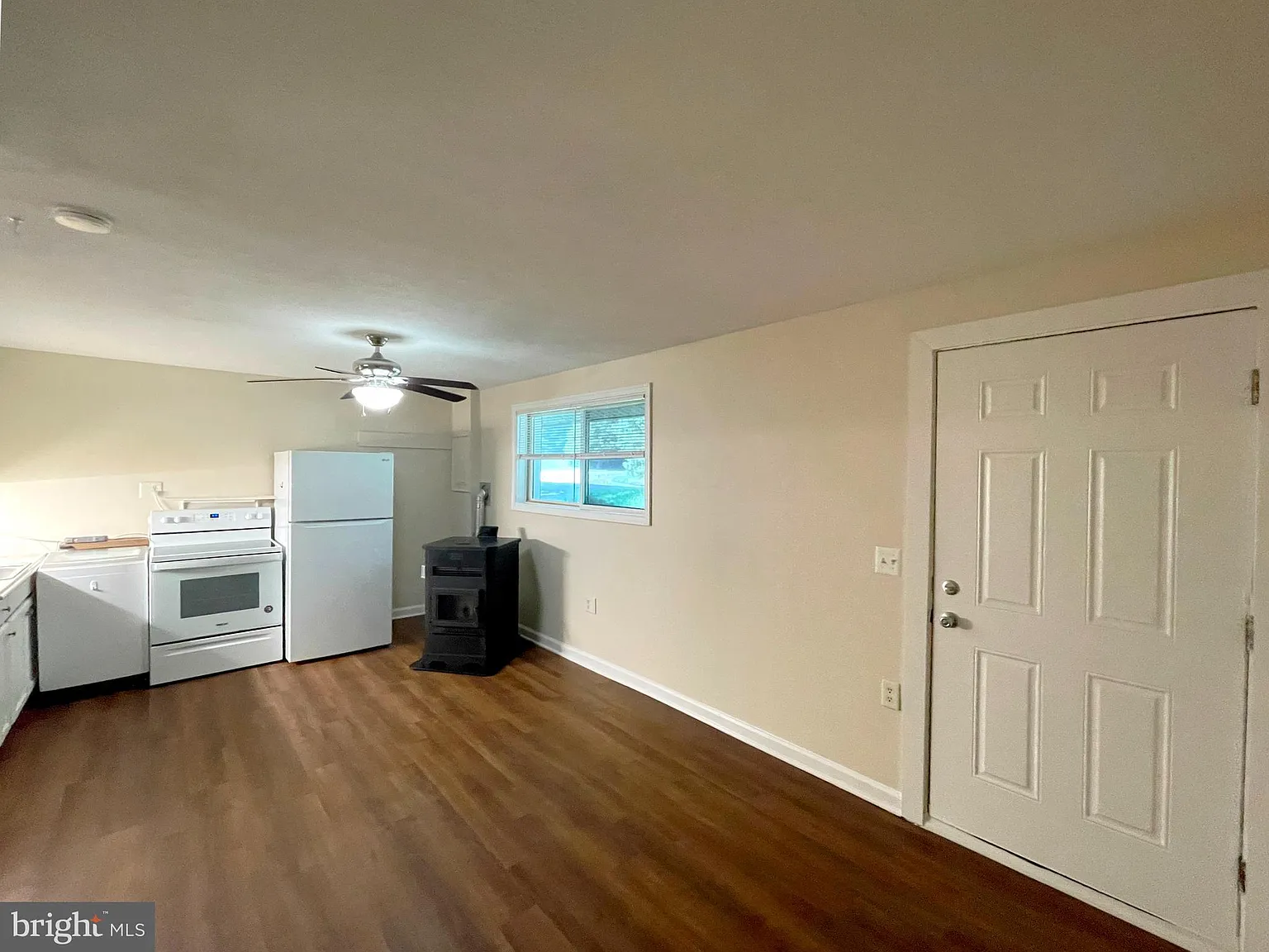1 bed, 1.0 bath, 882 sqft, $1,245 — Photo 2