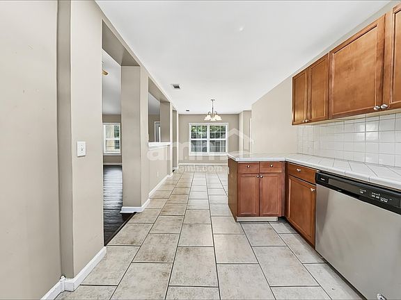 4th image of 61 Wintergreen Dr