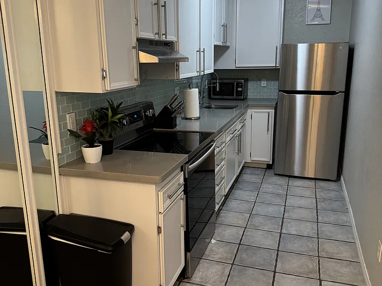 2801 N Los Felices Cir E #D110 — Photo 19