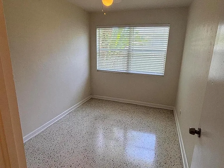 218 Seville Rd — Photo 10